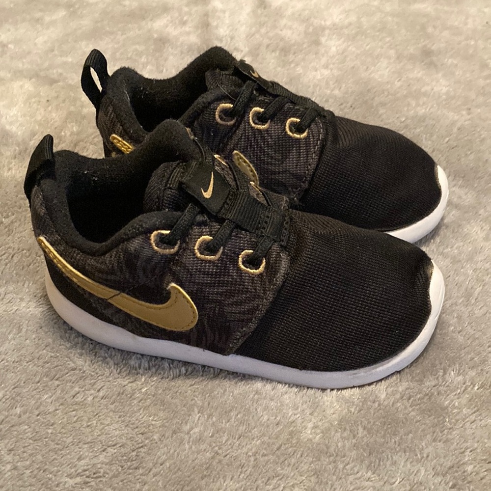 GUC TODDLER NIKE ROSHE ONE PRINT Infants Size 7 Black & Gold